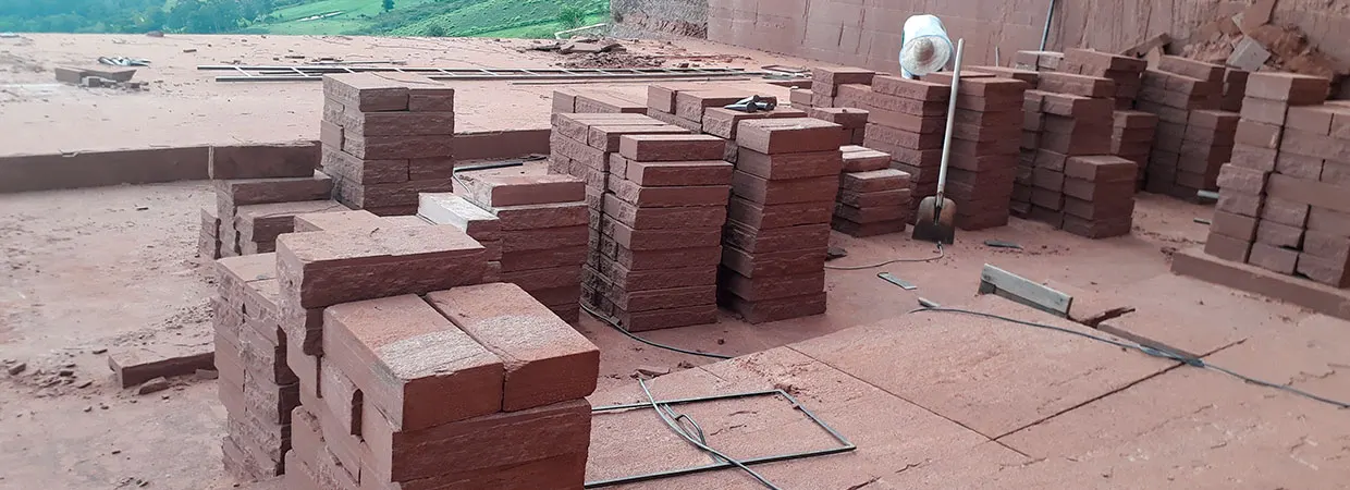 Uma pedreira com várias pilhas de pedras grês
