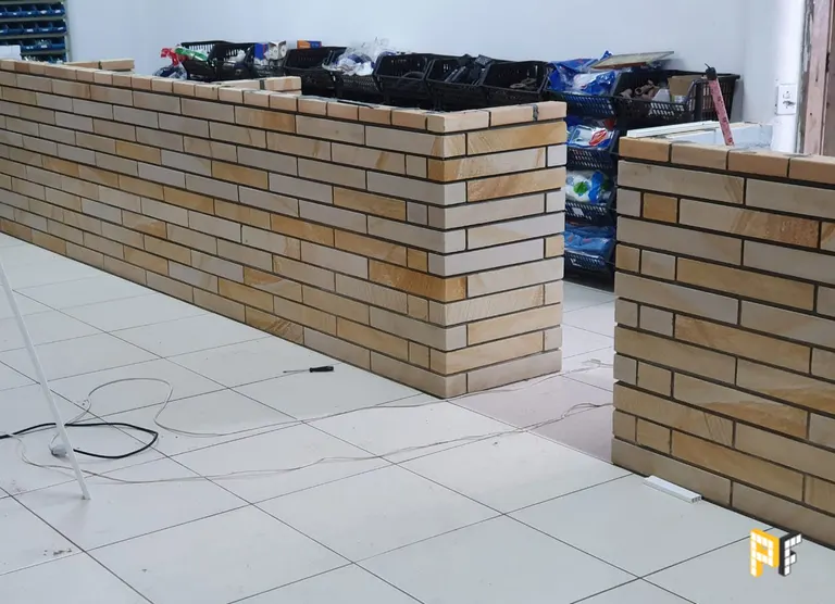 Um balcão feito de tijoletas grês serradas
