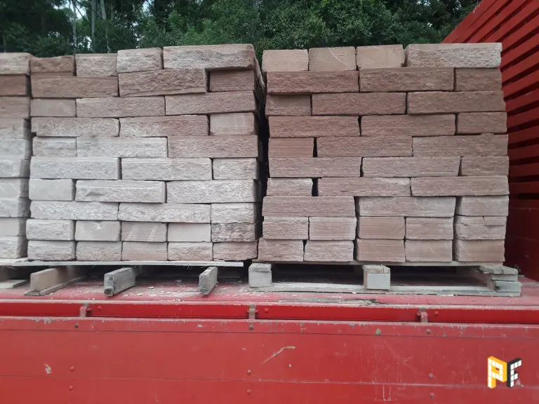Pedras grês organizadas em cima de paletes, encima de um caminhão vermelho, em uma pedreira em Taquara - RS