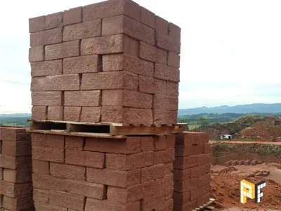 Pedras grês organizadas em cima de paletes, em uma pedreira em Taquara - RS