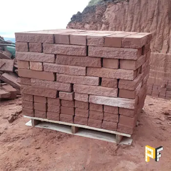 Tijoletas grês organizadas em cima de paletes, em uma pedreira em Taquara - RS