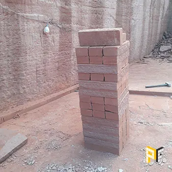 Uma pilha de tijoletas grês